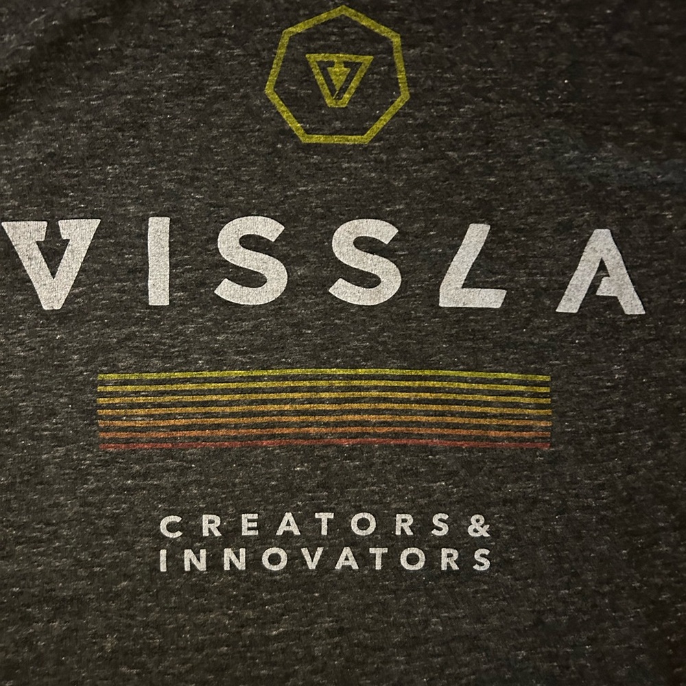 VISSLA Men’s XL Dark Heather Tee with Multicolor Stripes